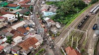 Antrean truk tambang tanpa muatan yang melintas mengular panjang.