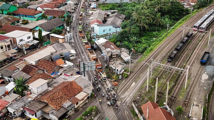 Foto udara sejumlah truk tanpa muatan melintas di kawasan Parung Panjang, Kabupaten Bogor, Jawa Barat, Kamis (19/12/2024). Pemerintah Kabupaten Bogor memberlakukan uji coba jam operasional truk tambang tanpa muatan pada siang hari pukul 13.00-15.00 WIB di kawasan Parung Panjang atas kesepakatan bersama dengan unsur musyawarah pimpinan daerah (muspida).
