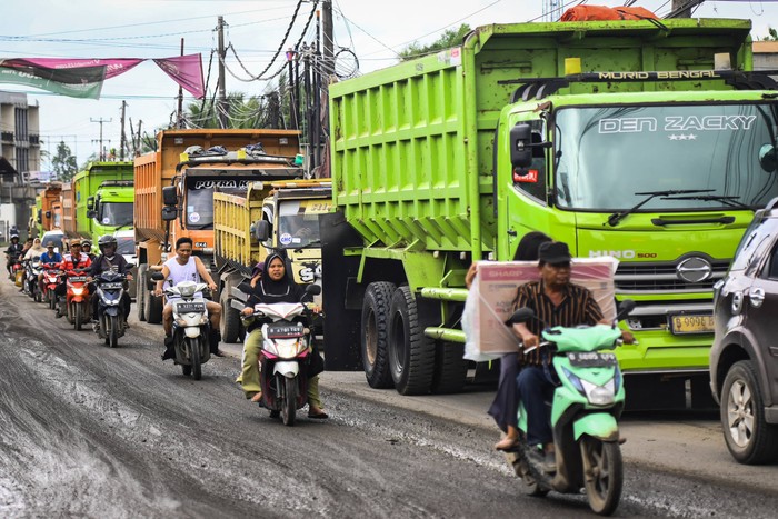 Foto udara sejumlah truk tanpa muatan melintas di kawasan Parung Panjang, Kabupaten Bogor, Jawa Barat, Kamis (19/12/2024). Pemerintah Kabupaten Bogor memberlakukan uji coba jam operasional truk tambang tanpa muatan pada siang hari pukul 13.00-15.00 WIB di kawasan Parung Panjang atas kesepakatan bersama dengan unsur musyawarah pimpinan daerah (muspida).
