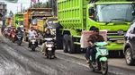 Panjangnya Iring-iringan Truk Tambang Tanpa Muatan di Parung Panjang