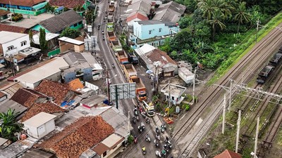 Panjangnya Iring-iringan Truk Tambang Tanpa Muatan di Parung Panjang