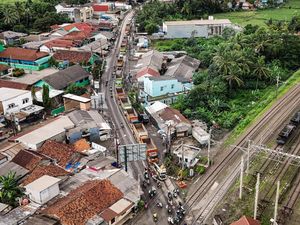 Panjangnya Iring-iringan Truk Tambang Tanpa Muatan di Parung Panjang