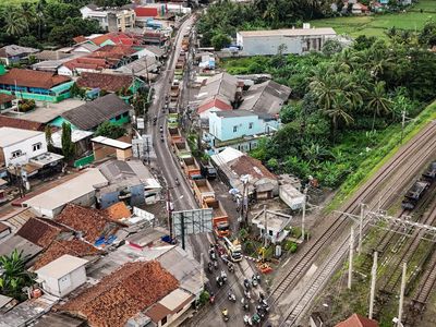 Panjangnya Iring-iringan Truk Tambang Tanpa Muatan di Parung Panjang