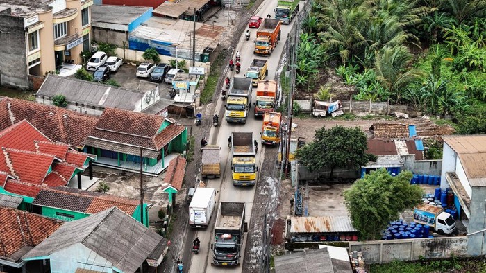 Foto udara sejumlah truk tanpa muatan melintas di kawasan Parung Panjang, Kabupaten Bogor, Jawa Barat, Kamis (19/12/2024). Pemerintah Kabupaten Bogor memberlakukan uji coba jam operasional truk tambang tanpa muatan pada siang hari pukul 13.00-15.00 WIB di kawasan Parung Panjang atas kesepakatan bersama dengan unsur musyawarah pimpinan daerah (muspida).