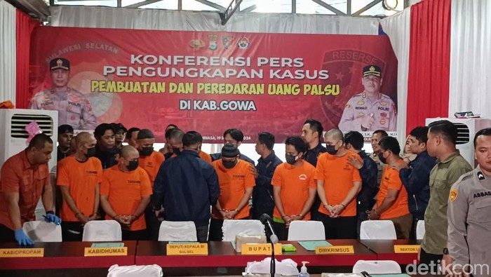 Para tersangka sindikat uang palsu di UIN Alauddin Makassar. Ihwan Gunawan/detikSulsel