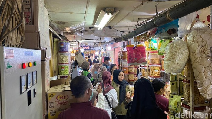 Pedagang kue kering di Pasar Jatinegara. (Joakhim Tharob/detikcom)
