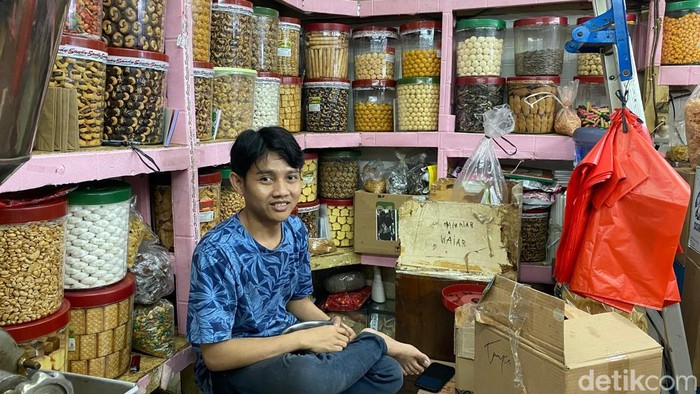 Pedagang kue kering di Pasar Jatinegara. (Joakhim Tharob/detikcom)