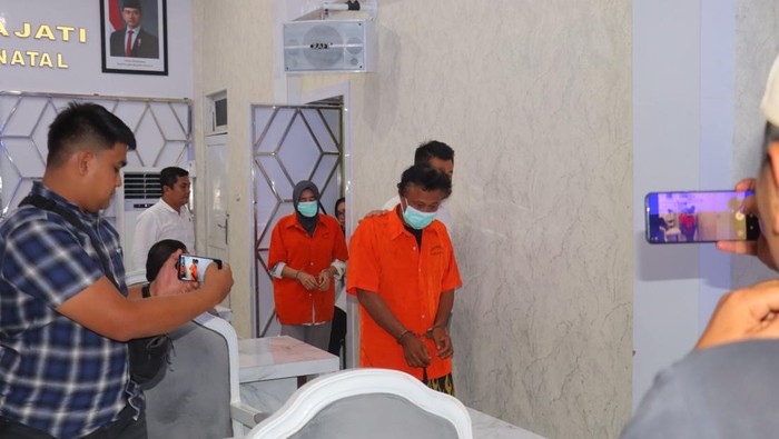 Pelaku ID dan RT saat digiring penyidik. (Dok. Polres Madina)