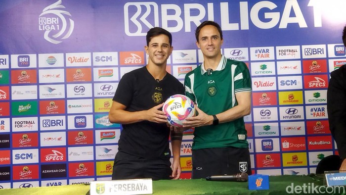 Pelatih Persebaya Paul Munster bersama pemainnya Bruno Moreira