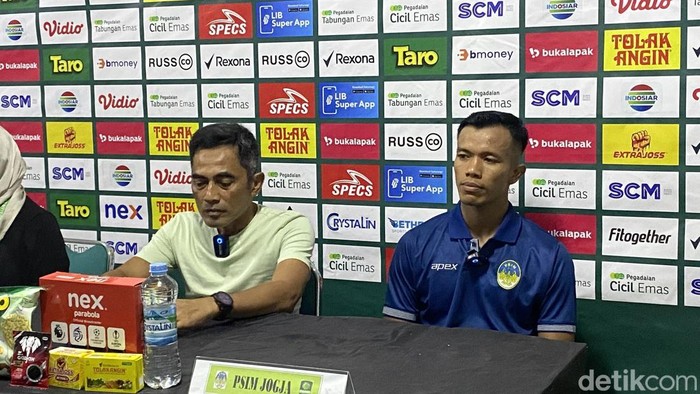 Pelatih PSIM Jogja Seto Nurdiantoro saat jumpa pers usai ditekuk Bhayangkara FC, Kamis (19/12/2024).