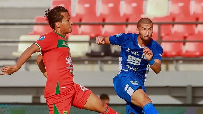 Taufee Skandari (biru) jadi salah satu pemain yang dilepas PSIS pada bursa transfer putaran kedua Liga 1 2024/2025.