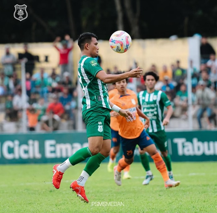Pemain PSMS Medan mencoba mengontrol bola saat melawan Dejan FC
