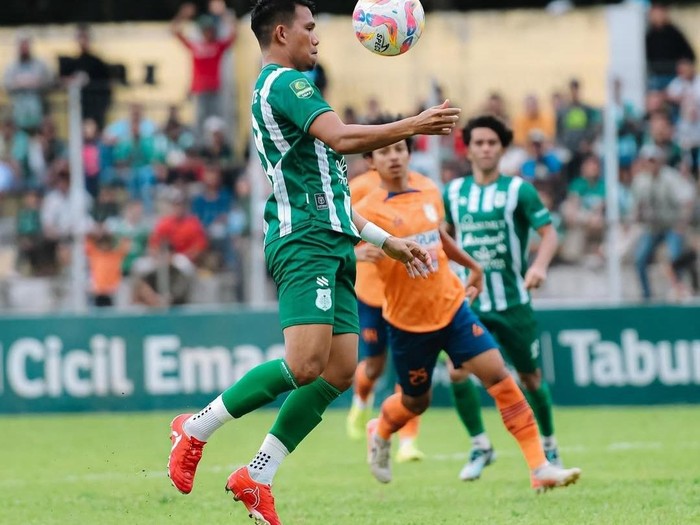 Pemain PSMS Medan mencoba mengontrol bola saat melawan Dejan FC