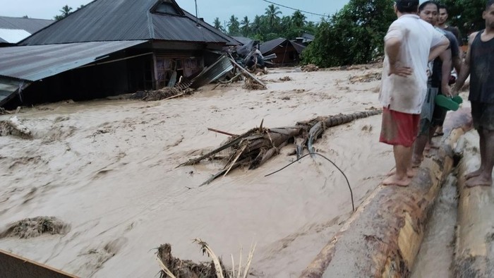 Penampakan banjir bandang di Kabupaten Tapanuli Selatan, Sumatera Utara. (Dok. BPBD Tapsel)
