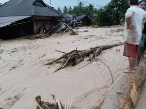Banjir Bandang Terjang Tapsel, Ratusan Warga Mengungsi