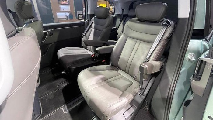 Penampakan Maxus Mifa 7 dan Mifa 9, MPV Listrik Buat Keluarga Di Indonesia, Maxus menawarkan model BEV (Battery Electric Vehicle) Maxus 7 dan Maxus 9, yang dilengkapi dengan baterai berkapasitas besar dan jarak tempuh yang efisien.
