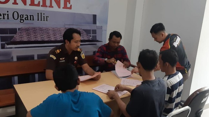 Penanganan kasus pencurian dengan kekerasan (curas) bersenjata api (bersenpi) di Ogan Ilir (OI) memasuki tahap II. Polres Ogan Ilir telah menyerahkan tiga tersangka dan berkasnya ke Kejaksaan Negeri (Kejari) Ogan Ilir untuk segera disidangkan.