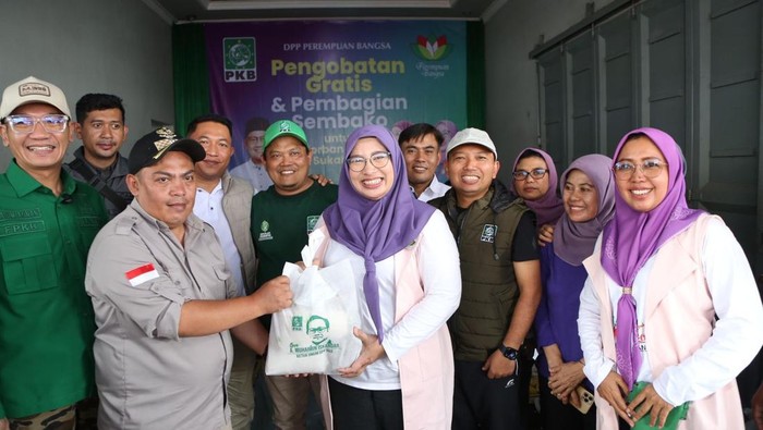 Perempuan Bangsa serahkan bantuan ke korban bencana Sukabumi.