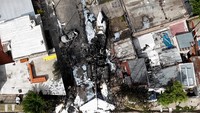 Badan pesawat tampak hancur terbakar.  
