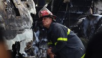 Petugas pemadam kebakaran bergegas ke lokasi kejadian dan memadamkan api, dan penyelidik kini memeriksa reruntuhannya.  