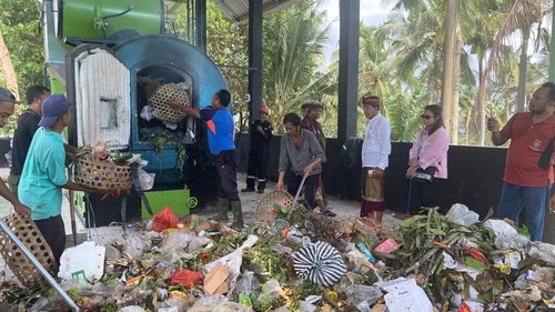 Petugas memasukkan sampah ke dalam incinerator untuk dibakar di TPA Linggasana, Kamis (19/12/2024). (I Wayan Selamat Juniasa/detikBali)