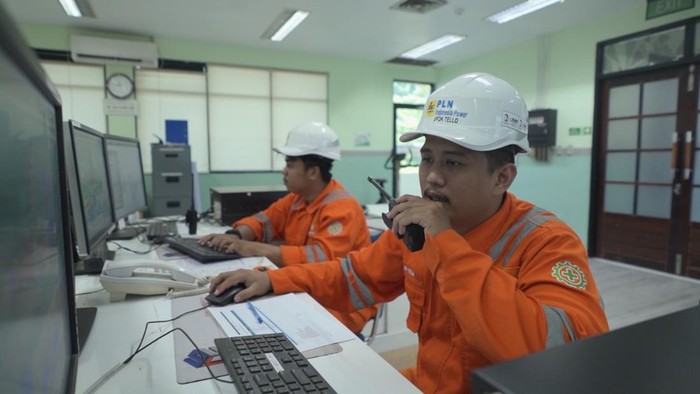 Petugas PLN