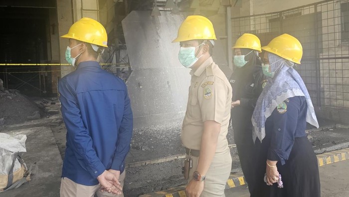 Petugas UPTD Wasnaker meninjau lokasi kecelakaan kerja di PT Monokem Surya Karawang