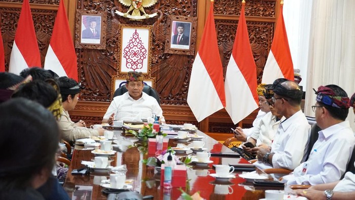 Pj Gubernur Bali, Sang Made Mahendra Jaya, menggelar rapat koordinasi bersama perwakilan aplikator taksi daring di rumah jabatannya, Jayasabha, Denpasar, Kamis (19/12/2025). (Dok. Pemprov Bali)