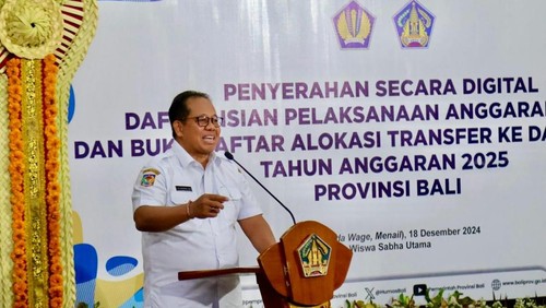 Pj Gubernur Bali Sang Made Mahendra Jaya saat penyerahan DIPA dan TKD 2025 di kantor Gubernur Bali, Rabu (18/12/2024).