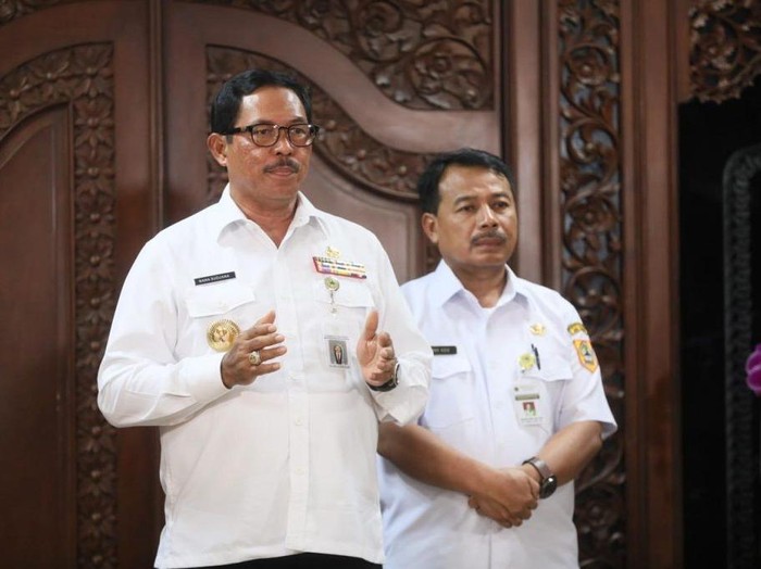 Pj Gubernur Jateng Nana Sudjana saat mengumumkan UMK, UMSK, dan UMSP Jateng 2025 di rumah dinas Puri Gedeh, Kecamatan Gajahmungkur, Kota Semarang, Rabu (18/12/2024) malam.