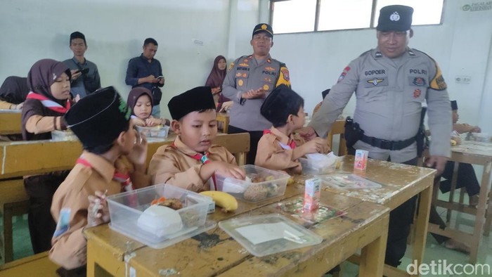 Polisi di Sidoarjo bagikan makan siang bergizi gratis