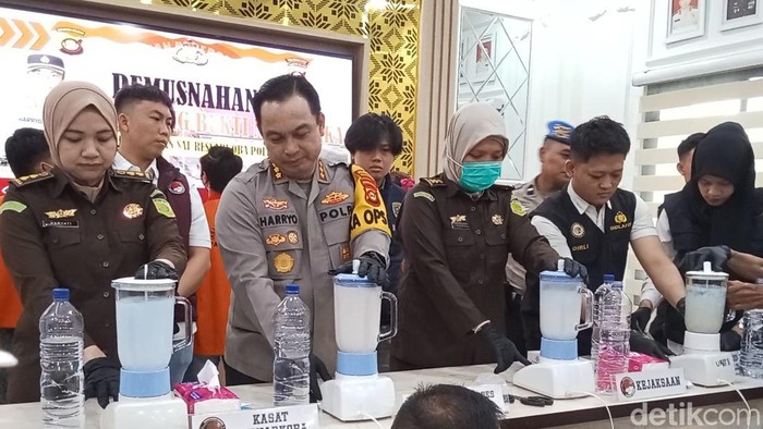 Polisi lakukan pemusnahan barang bukti narkoba jenis sabu sebanyak 2,1 kg dari 5 tersangka di Palembang.