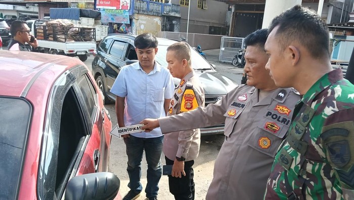 Polisi melakukan olah TKP pencurian uang modus pecah kaca di Muba.