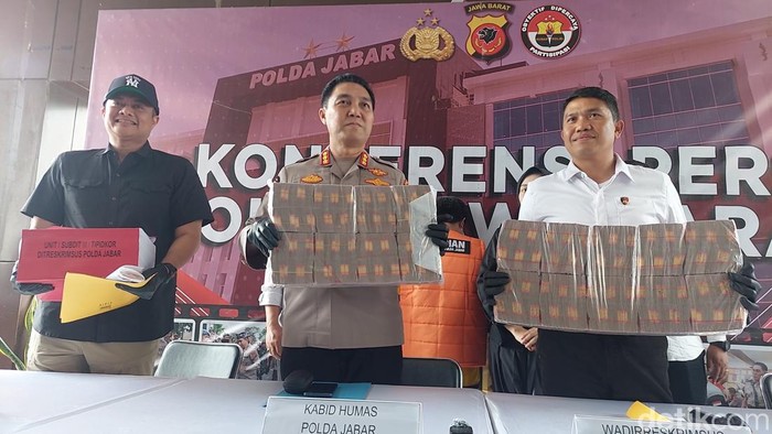 Polisi pamerkan barang bukti uang hasil korupsi pembanguanan gedung di RSUD Al-Ihsan, Jawa Barat.