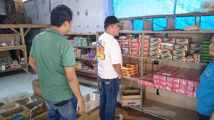 Polisi saat melakukan penyitaan petasan di Subang