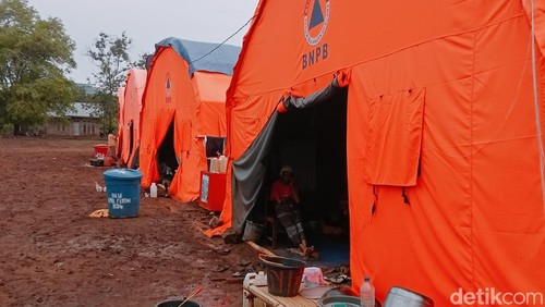 Situasi Posko Desa Kobasoma, Kecamatan Titehena, Flores Timur, NTT, Kamis (19/12/2024). (Yurgo Purab/detikBali)