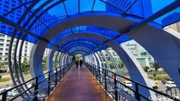 Para pejalan kaki melintas di Jembatan Penyeberangan Orang (JPO) Karet Tengsin, Jl Mas Mansyur, Jakarta, Kamis (19/12/2024).