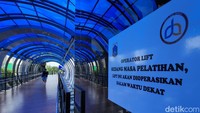 Desain itu bertepatan dengan lokasi JPO yang berada di Karet Tengsin yang sejarahnya merupakan bekas lahan pohon karet sebelum dipenuhi gedung pencakar langit.