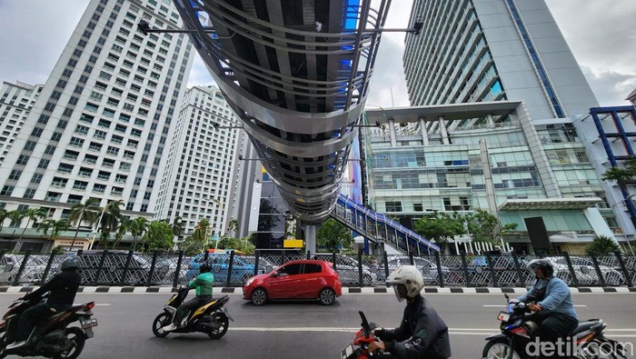 Potret JPO Mas Mansyur yang Desainnya Terinspirasi Petani Karet Para pejalan kaki melintas di Jembatan Penyeberangan Orang (JPO) Karet Tengsin, Jl Mas Mansyur, Jakarta, Kamis (19/12/2024).