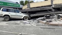 Enam orang lainnya meninggal karena tertimbun tanah longsor akibat gempa. Kemudian, empat orang lainnya lagi meninggal karena tertimpa bangunan runtuh. (REUTERS/Mike Thompson)  