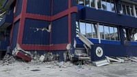 Keterangan salah satu penduduk setempat bernama Michael Thompson, yang berbicara dengan AFP menggunakan telepon satelit, menyebut gedung-gedung mengalami kerusakan dan sejumlah mayat tergeletak usai gempa mengguncang. (Tim Cutler via AP)  