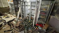 Laporan Survei Geologi AS atau USGS mencatat gempa M 7,3 yang mengguncang pada pukul 12.47 siang waktu setempat itu berpusat di kedalaman 57 kilometer dari permukaan laut dan di perairan berjarak 30 kilometer dari lepas pantai Efate, pulau utama Vanuatu. (Tim Cutler via AP)  