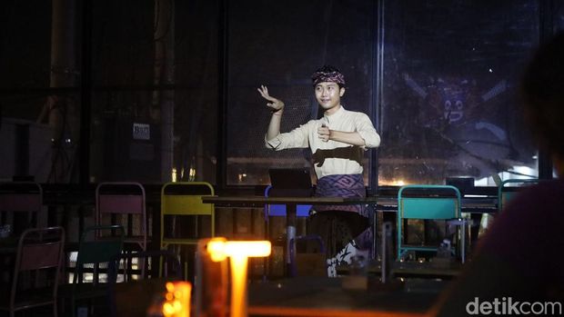 Putu Wahyu Putra Sudianta, seorang pria tuli yang juga menjadi pelatih tari untuk para penyandang tunarungu di Komunitas Larajiva, Badung, Bali. (Foto: Firga Raditya Pamungkas/detikBali)