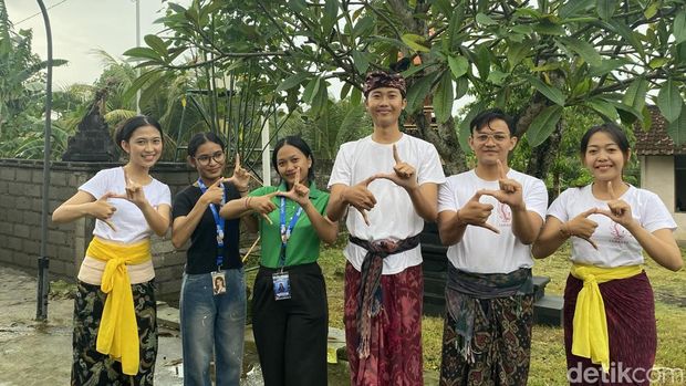 Putu Wahyu Putra Sudianta (tiga dari kanan) bersama anggota Komunitas Larajiva saat ditemui di kediamannya di Banjar Telanga Darmasaba, Abiansemal, Badung, Bali, Sabtu (14/12/2024). (Foto: Firga Raditya Pamungkas/detikBali)
