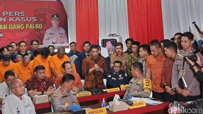 Rektor UIN Alauddin Makassar Prof Hamdan Juhannis (pegang mic) saat hadir dalam konferensi pers kasus sindikat uang palsu di Mapolres Gowa.