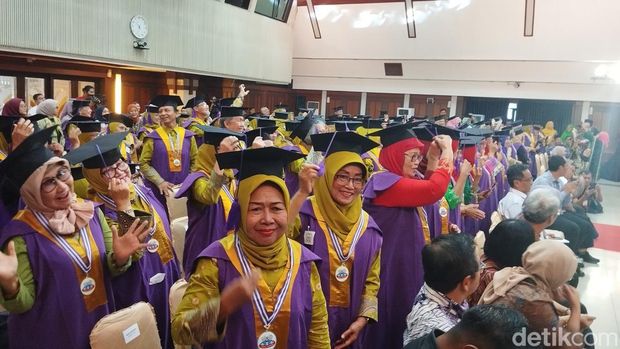 Ribuan lansia dari 85 Sekolah Lansia diwisuda (Maulana Ilhami Fawdi/detikcom)