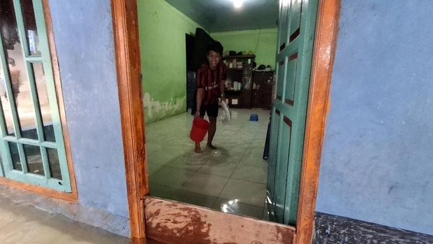 Rumah warga Jakut, Sudirman, yang terendam banjir rob