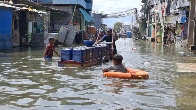 Serba-serbi Banjir Rob di Jakut: Warga Capek Sampai Kaki Mengkerut