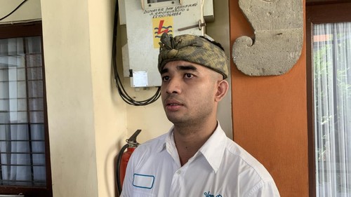 Salah satu mantan karyawan Perumda Kerthi Bali Santhi, Made Raka Adiputra, melaporkan PHK sepihak kepada Disnaker Denpasar, Kamis (19/12/2024). (Rizki Setyo/detikBali)