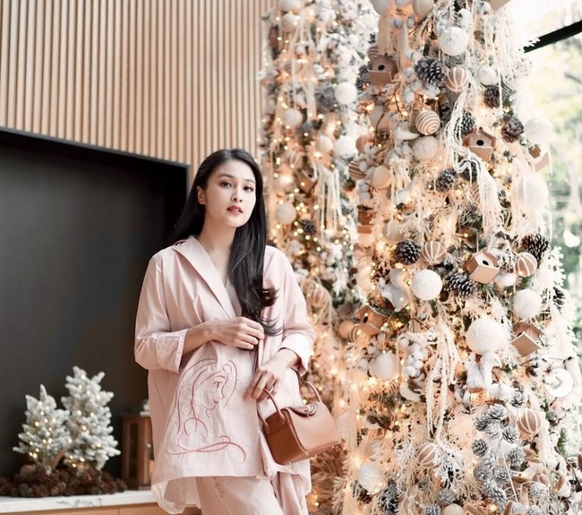 Tahun 2022, Sandra Dewi memilih tema rustic dan memakai jasa interior. Tahun ini temanya rustic christmas. Aku pakai jasa interior yang biasa dipakai untuk wedding, ungkap Sandra Dewi. Foto: dok. Instagram @sandradewi88
